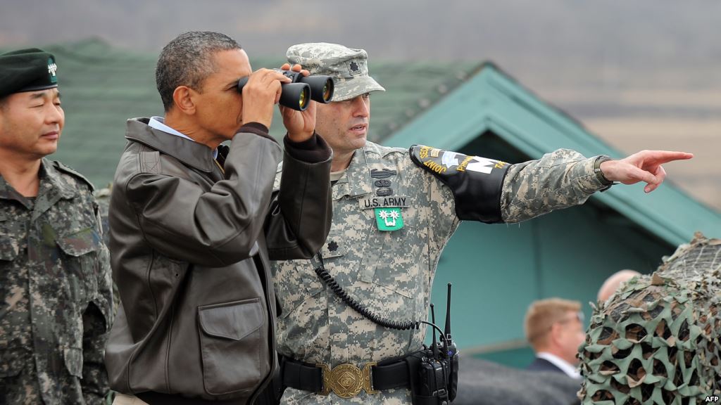 Obama_Binoculars_DMZ